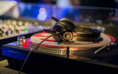 Platines de DJ avec casque audio.
