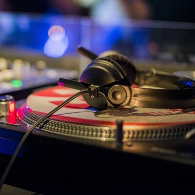 Platines de DJ avec casque audio.