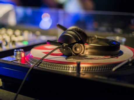 Platines de DJ avec casque audio.