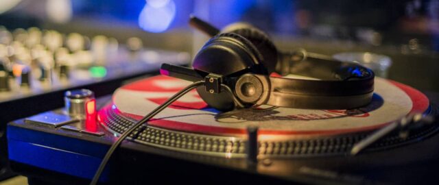 Platines de DJ avec casque audio.