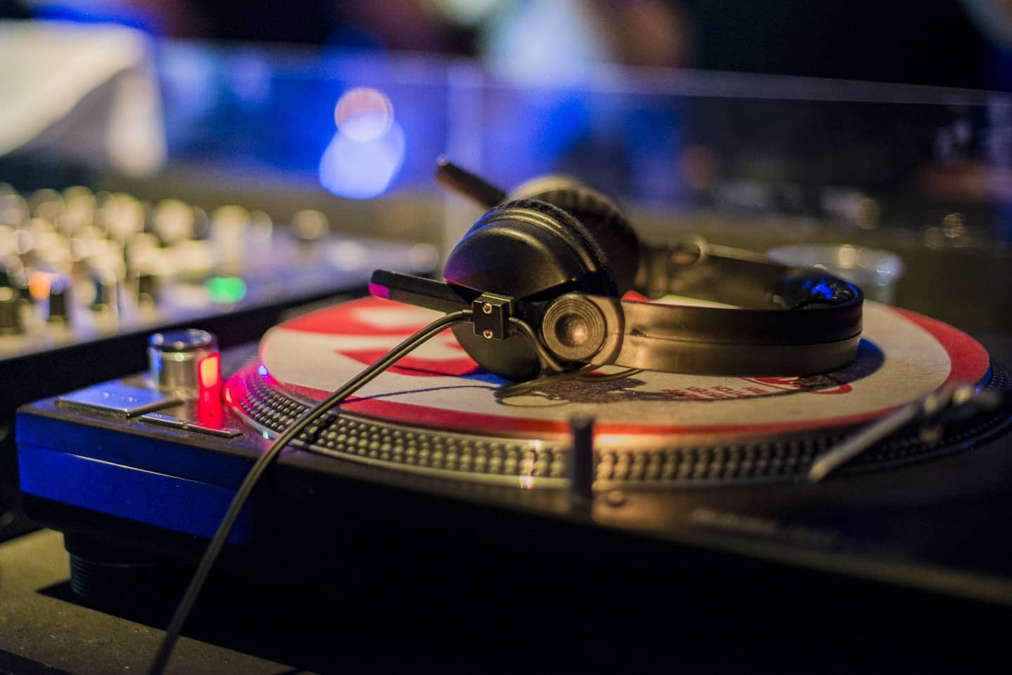 Platines de DJ avec casque audio.