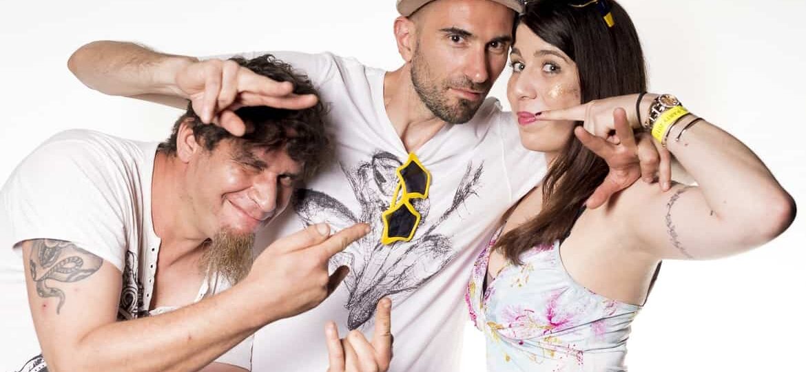 Trois personnes posent en geste amusant.