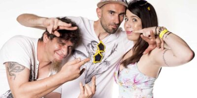 Trois personnes posent en geste amusant.