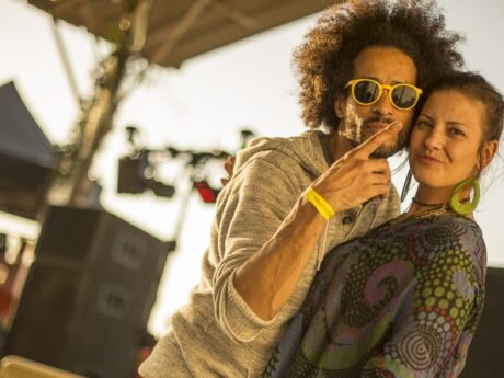 Couple souriant lors d'un concert en plein air.