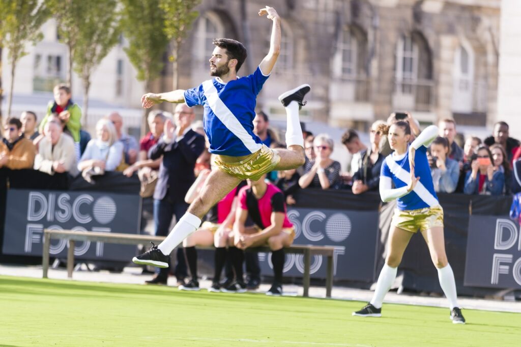 Danseurs de disco-foot en plein mouvement artistique.