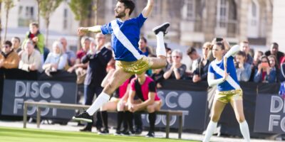 Danseurs de disco-foot en plein mouvement artistique.