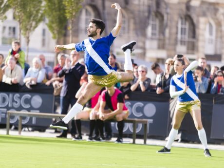 Danseurs de disco-foot en plein mouvement artistique.