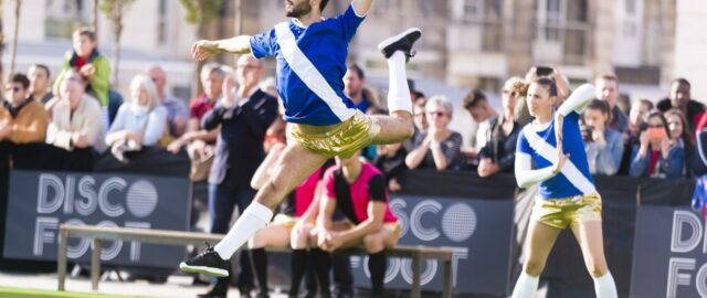 Danseurs de disco-foot en plein mouvement artistique.