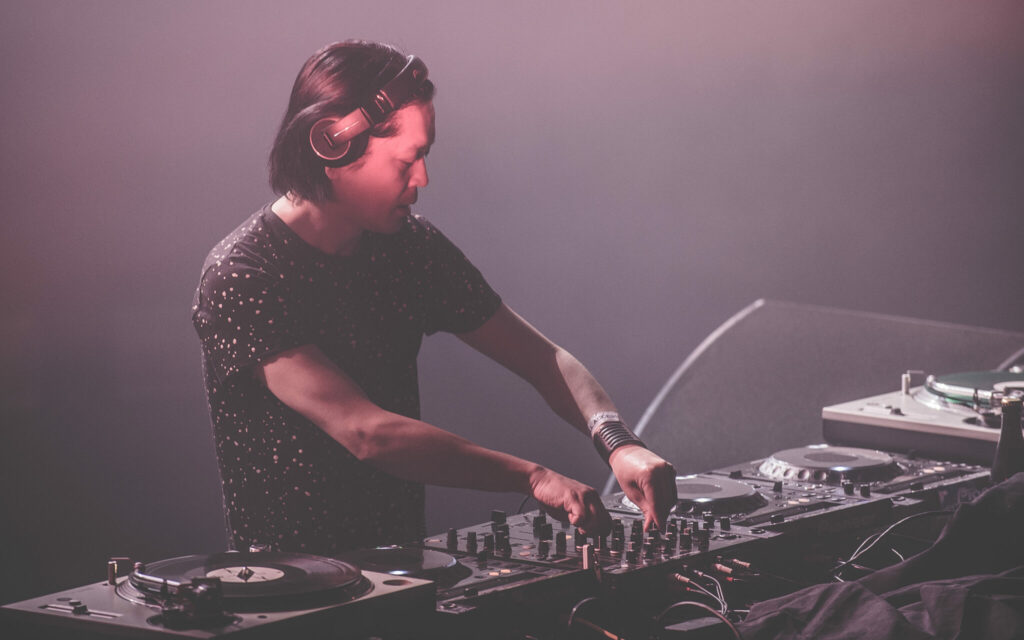 DJ mixant sur platines en concert