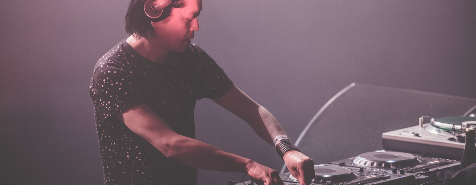 DJ mixant sur platines en concert