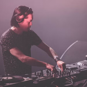 DJ mixant sur platines en concert