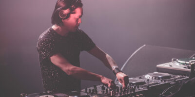 DJ mixant sur platines en concert