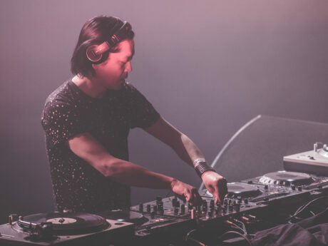 DJ mixant sur platines en concert