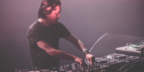 DJ mixant sur platines en concert