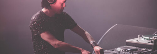 DJ mixant sur platines en concert