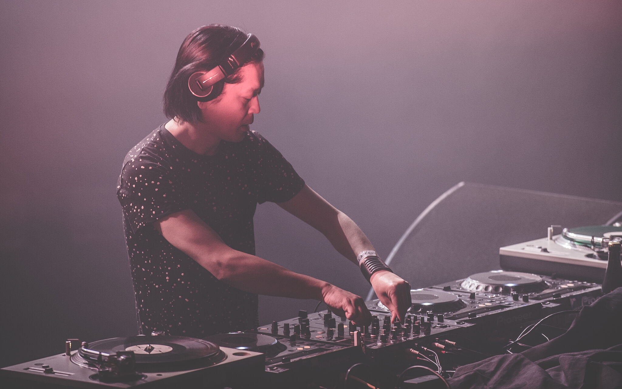 DJ mixant sur platines en concert