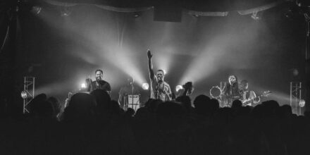 Groupe en concert avec éclairage spectaculaire.