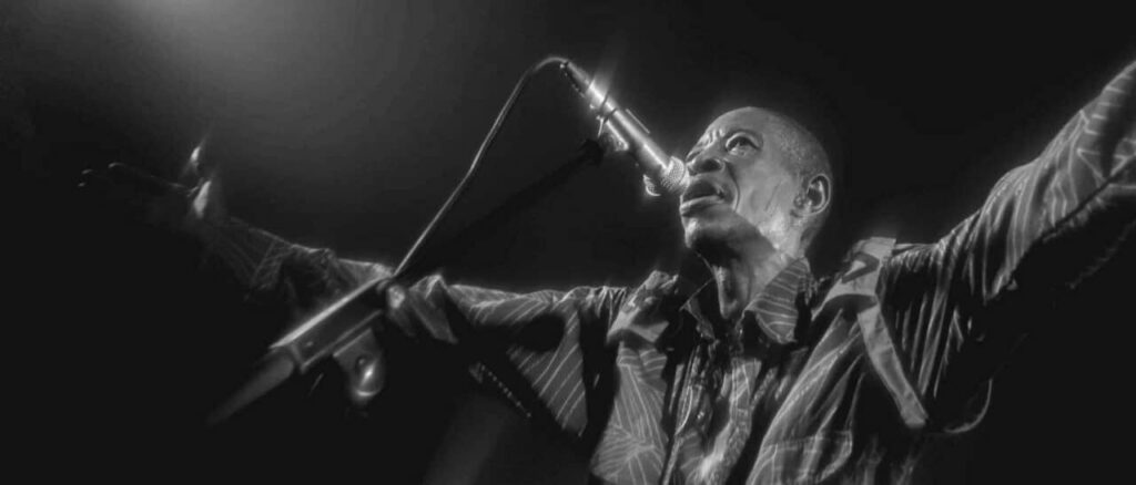 Chanteur sur scène avec un micro.