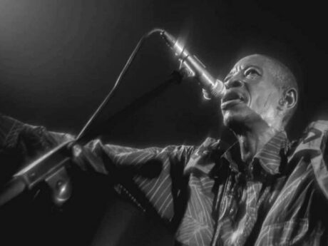 Chanteur sur scène avec un micro.