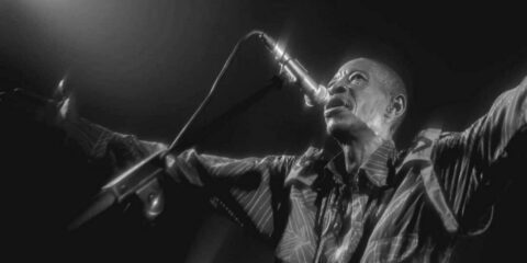 Chanteur sur scène avec un micro.