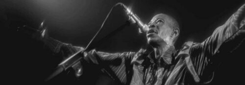 Chanteur sur scène avec un micro.