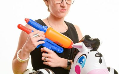 Personne avec pistolet à eau et bouée zèbre