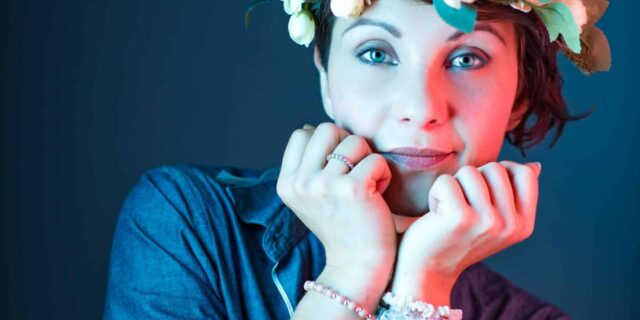 Personne avec couronne de fleurs, pose rêveuse.