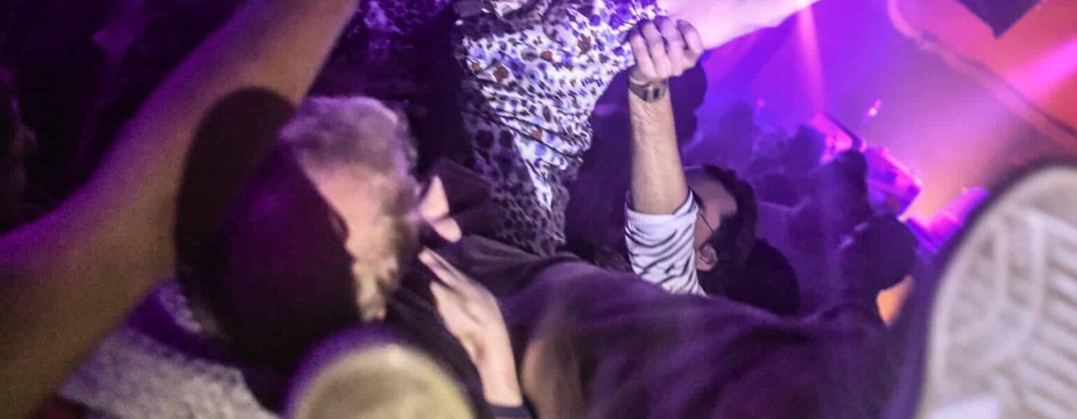 Image du groupe Vladimir Spoutnik en performance, mettant en valeur leur présence scénique.
