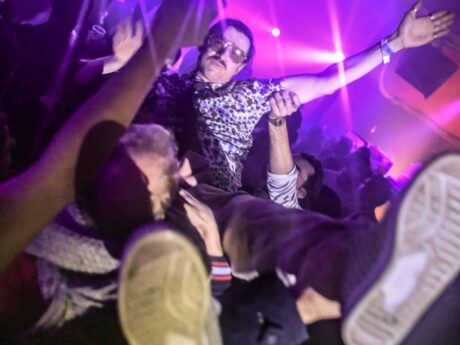 Image du groupe Vladimir Spoutnik en performance, mettant en valeur leur présence scénique.