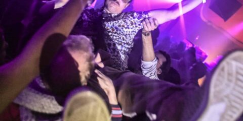 Image du groupe Vladimir Spoutnik en performance, mettant en valeur leur présence scénique.