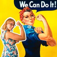 Femme imitée devant affiche Rosie the Riveter
