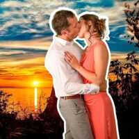 Couple s'embrassant devant un coucher de soleil romantique.