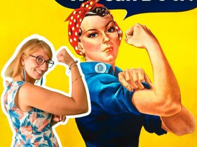 Femme imitée devant affiche Rosie the Riveter