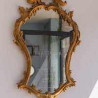 Miroir doré avec inscription de restaurant.