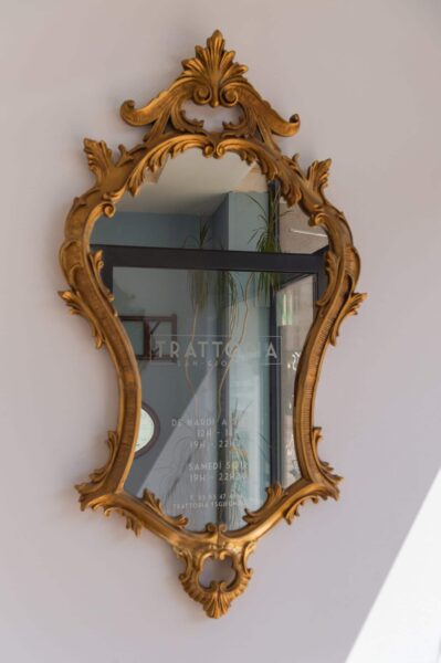 Miroir doré avec inscription de restaurant.