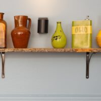 Étagère avec bouteilles décoratives en céramique et verre.