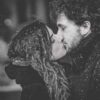 Couple s'embrassant sous la neige.