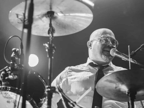 Photographie du groupe Tortured Soul sur scène, capturant l’énergie de leur performance.