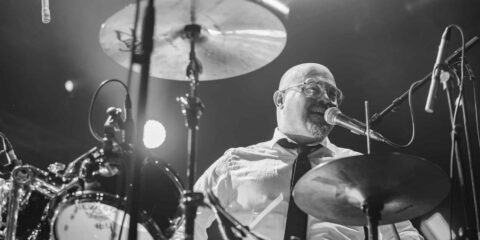 Photographie du groupe Tortured Soul sur scène, capturant l’énergie de leur performance.