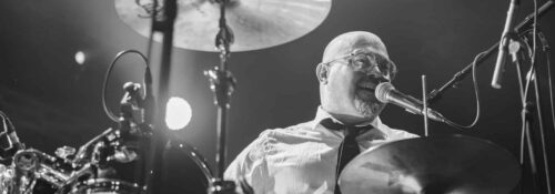 Photographie du groupe Tortured Soul sur scène, capturant l’énergie de leur performance.