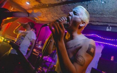 Concert rock underground avec chanteur tatoué.