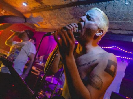 Concert rock underground avec chanteur tatoué.