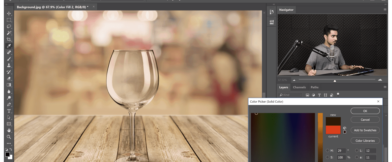 Photoshop avec calice sur table en bois.