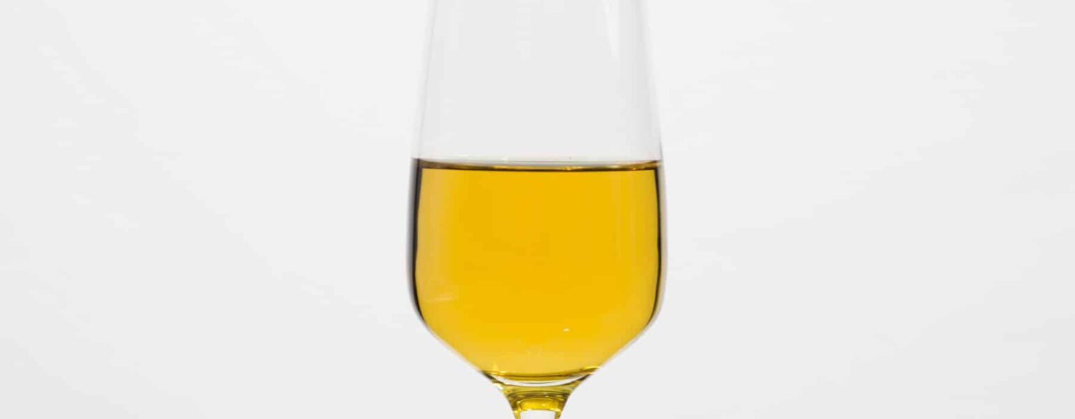 Flûte de champagne remplie de vin blanc.
