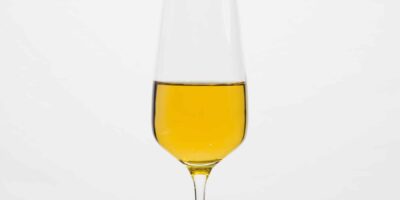 Flûte de champagne remplie de vin blanc.