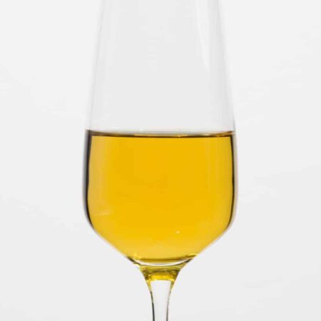 Flûte de champagne remplie de vin blanc.