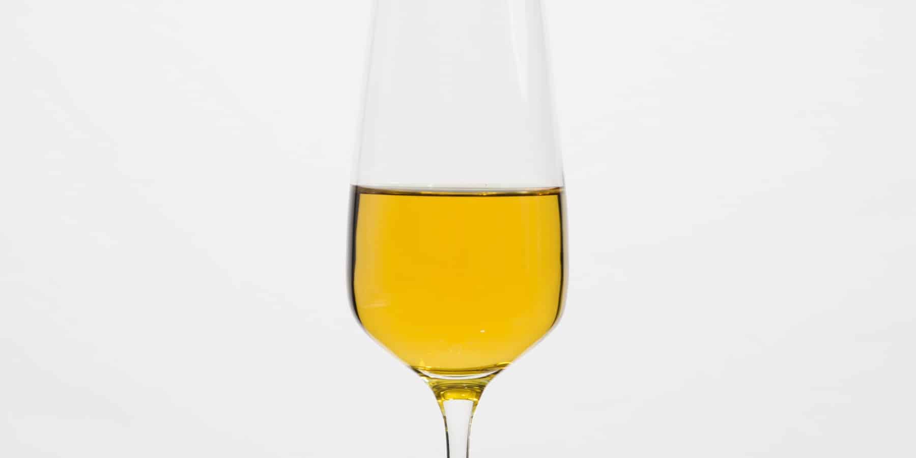 Flûte de champagne remplie de vin blanc.