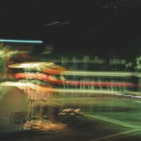 Effet de lumière flou lors d'un concert rock.