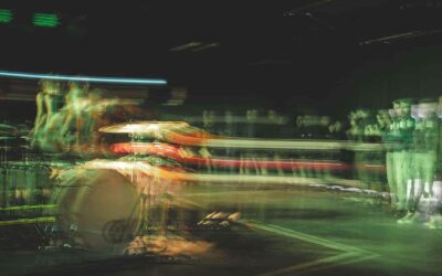 Effet de lumière flou lors d'un concert rock.