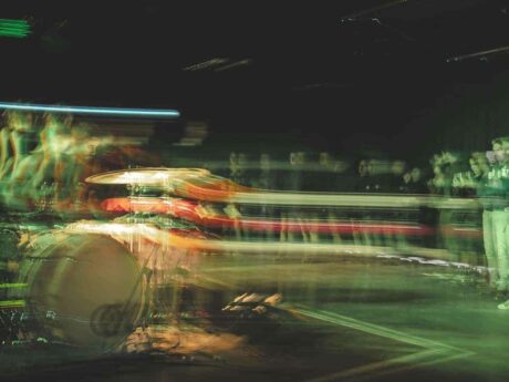 Effet de lumière flou lors d'un concert rock.